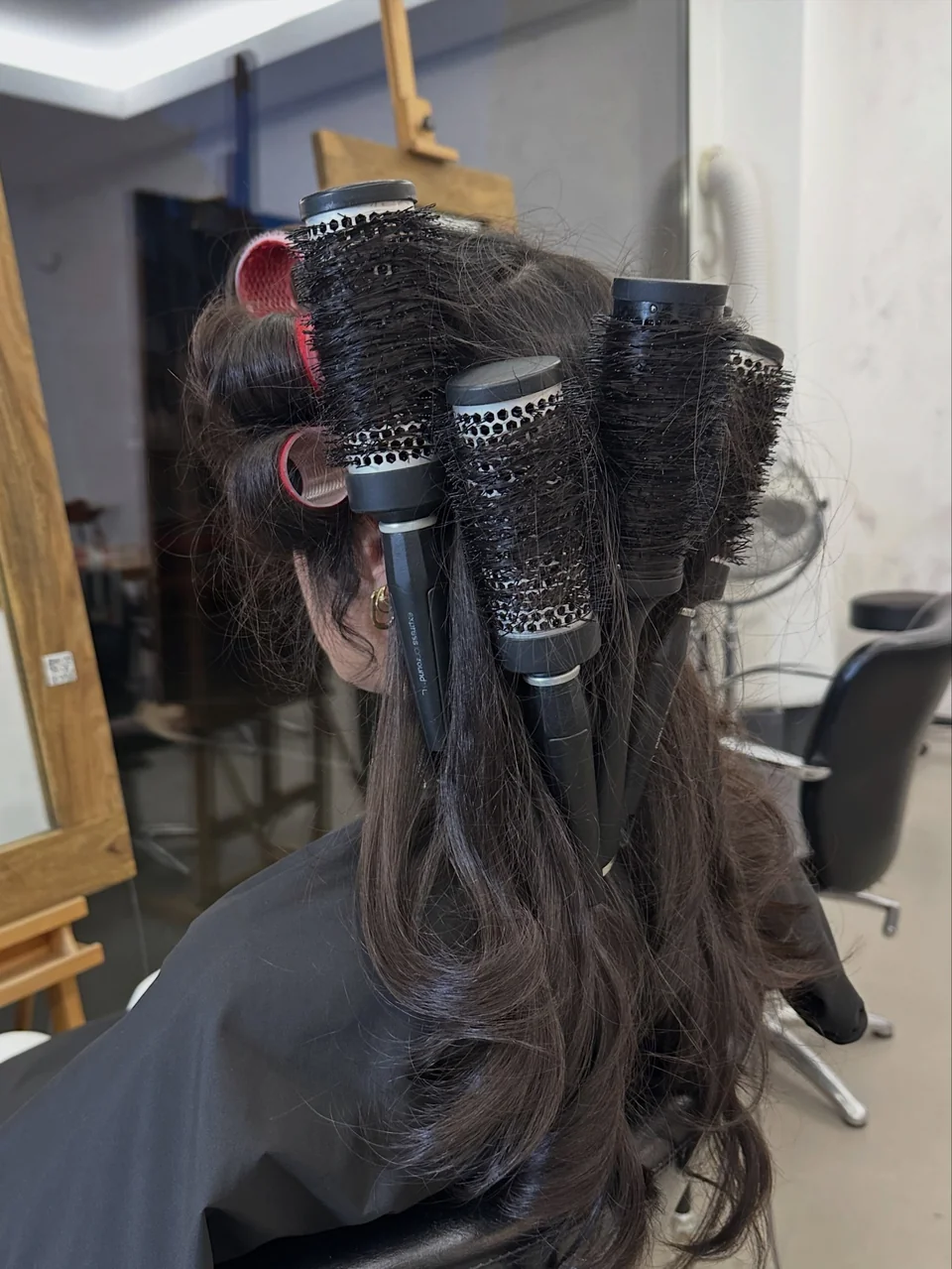 Styling mit Rundbürsten für Volumen und weiche Bewegung im Haar